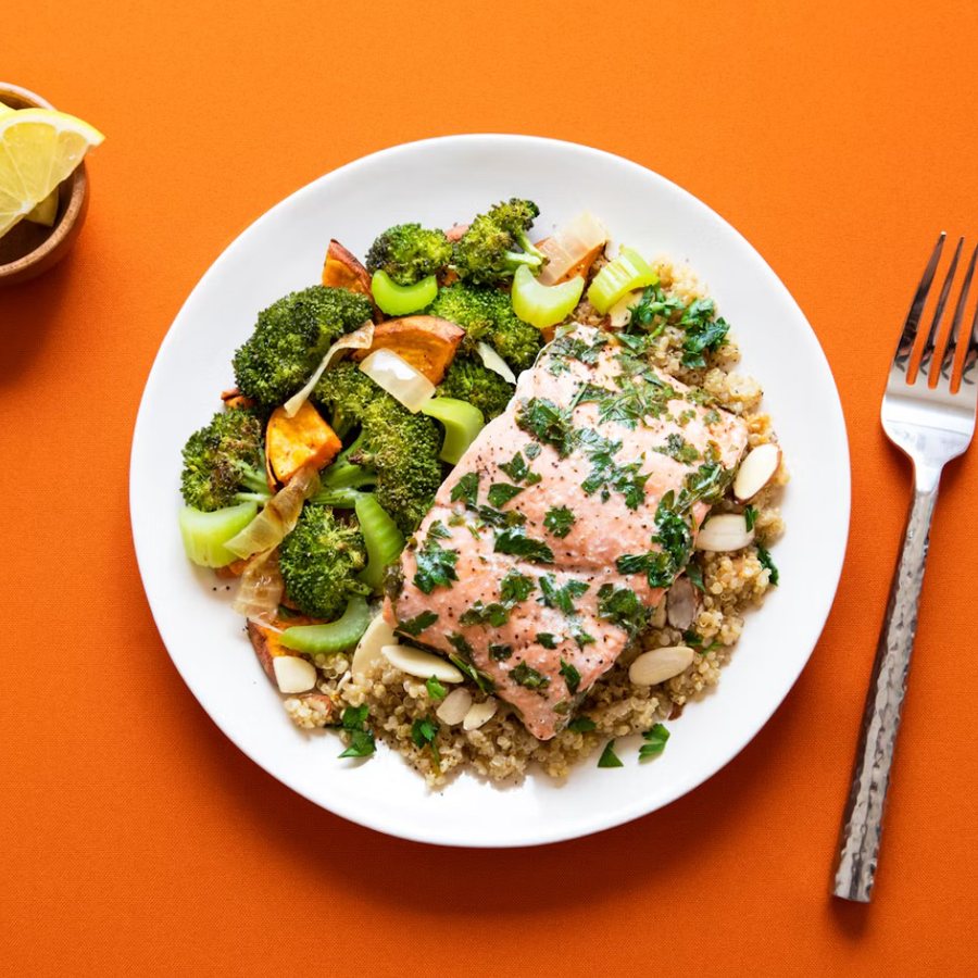 Pavé de saumon au persil sur quinoa aux amandes, brocolis et patate douce rôtis, vu du dessus